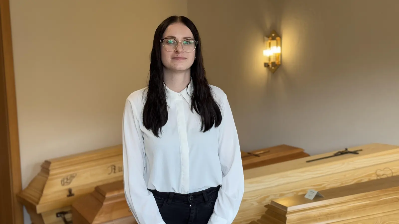 Mit 17 Jahren Auszubildende als Bestattungsfachkraft - Nela Zeitler arbeitet beim Bestattungsunternehmen Bauer in Weiden. (Bild: Dominik Mark)