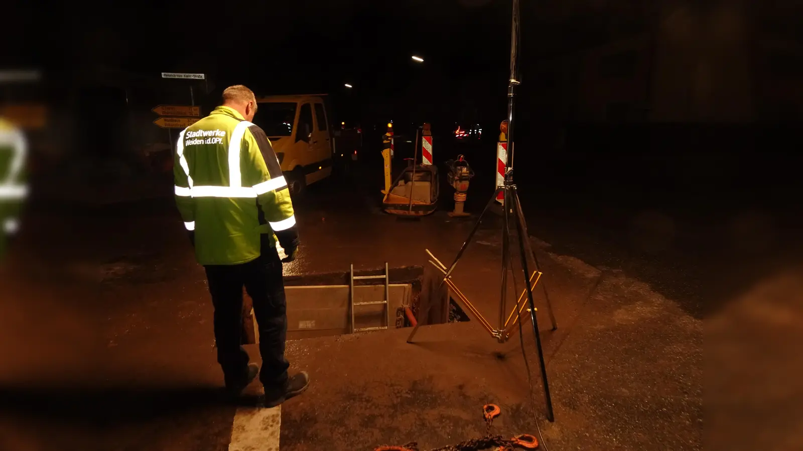 Mitarbeiter der Stadtwerke und einer Baufirma waren bis in die Nacht beschäftigt, den Wasserrohrbruch am Hammerweg zu reparieren. (Bild: ui)