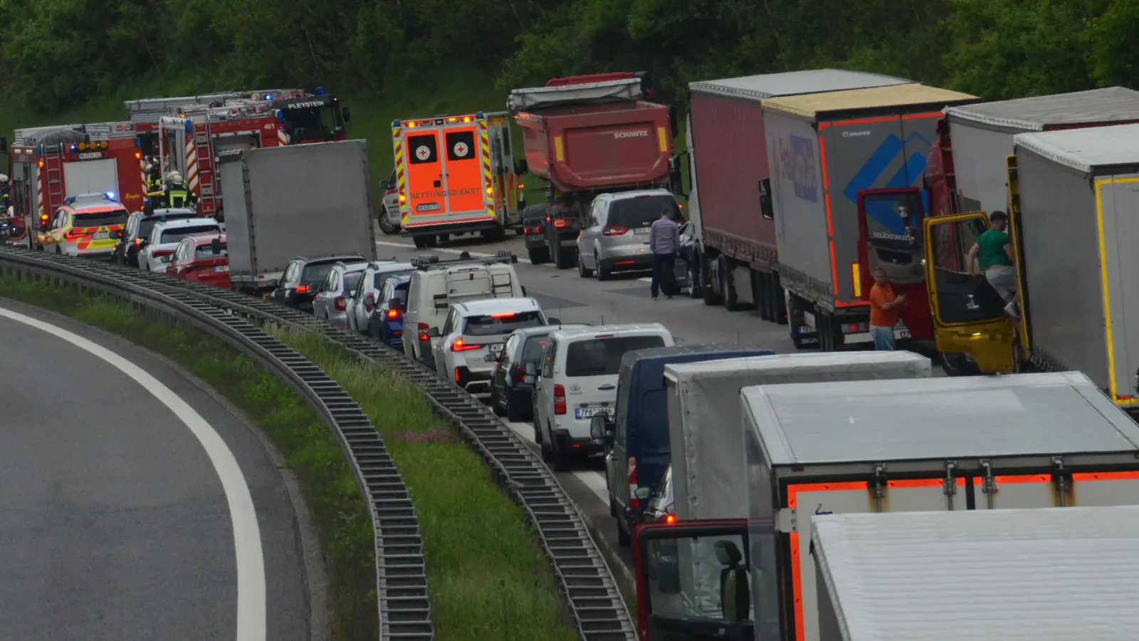 Bei einem Unfall auf der A6 bei Vohenstrauß sind zwei Personen schwer und eine Person leicht verletzt worden. (Bild: dob)