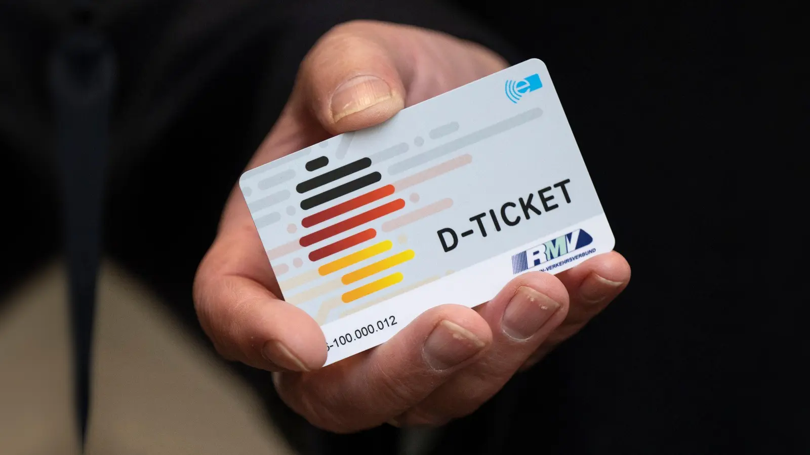 Der Verband Deutscher Verkehrsunternehmen (VDV) warnt vor einem Aus des Deutschlandtickets. (Bild: Boris Roessler/dpa)