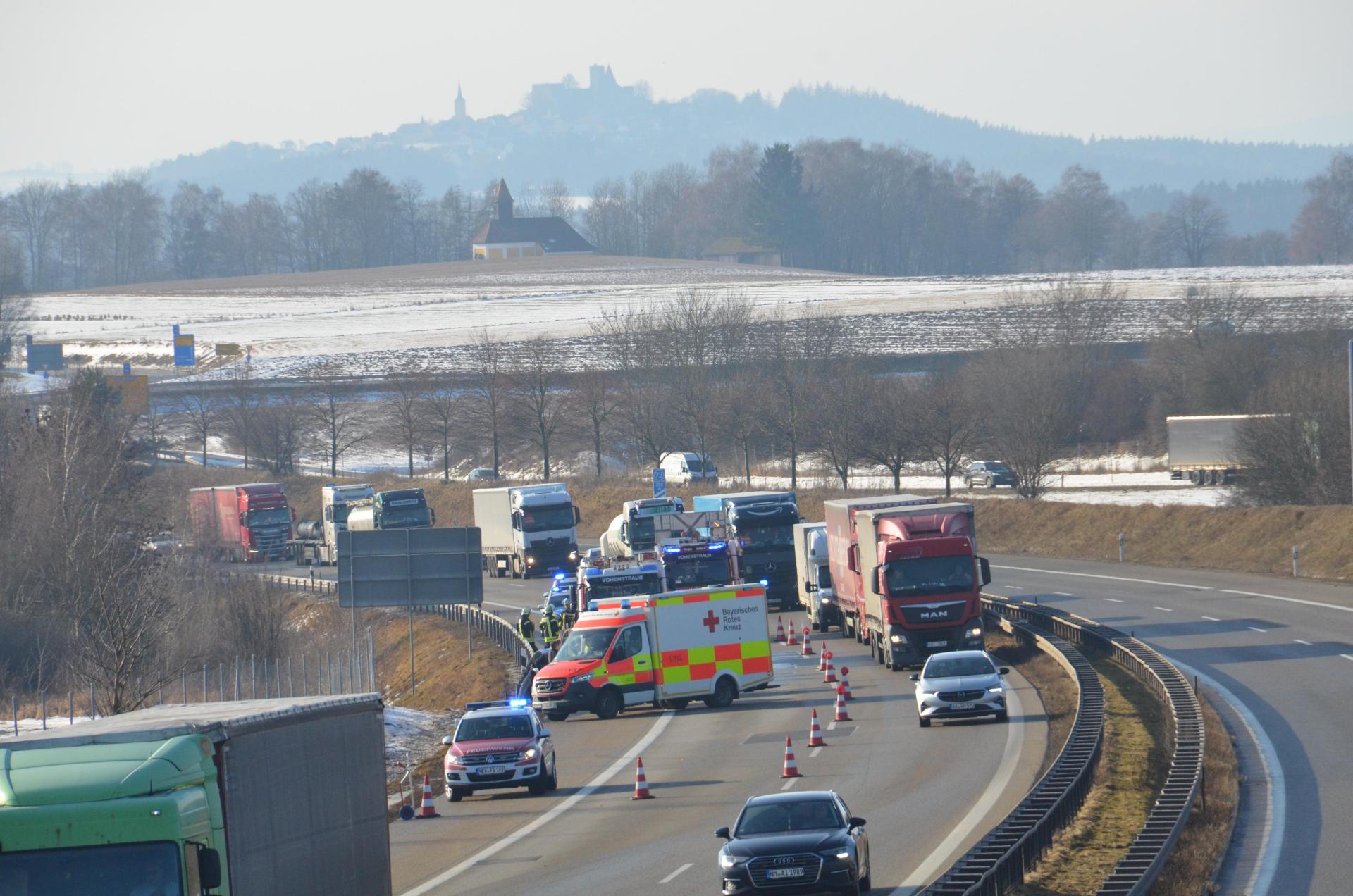 Zwei Fahrzeuge waren an dem Unfall beteiligt, der auf der A6 bei Vohenstrauß für Staus sorgte. Ost und West.  (Bild: dob)