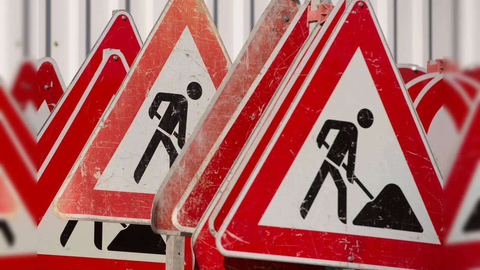 Auf der A93 sind kurzzeitige, jeweils maximal 15 Minuten dauernde, Sperrungen wegen Bauarbeiten angekündigt (Symbolbild: Sebastian Kahnert/dpa)