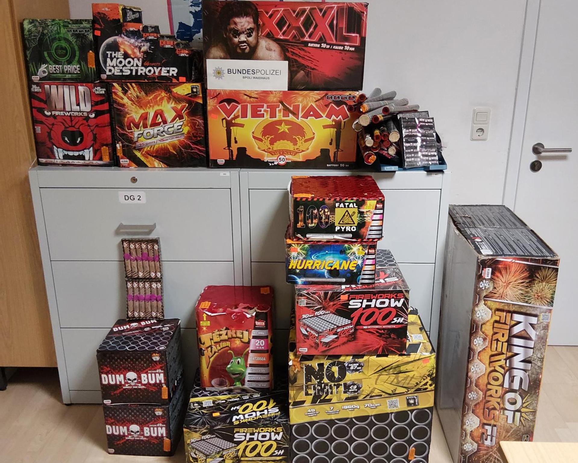 Die Bundespolizeiinspektion Waidhaus hat einen illegalen Transport von 230 Kilogramm Pyrotechnik gestoppt. (Bild: Bundespolizei)