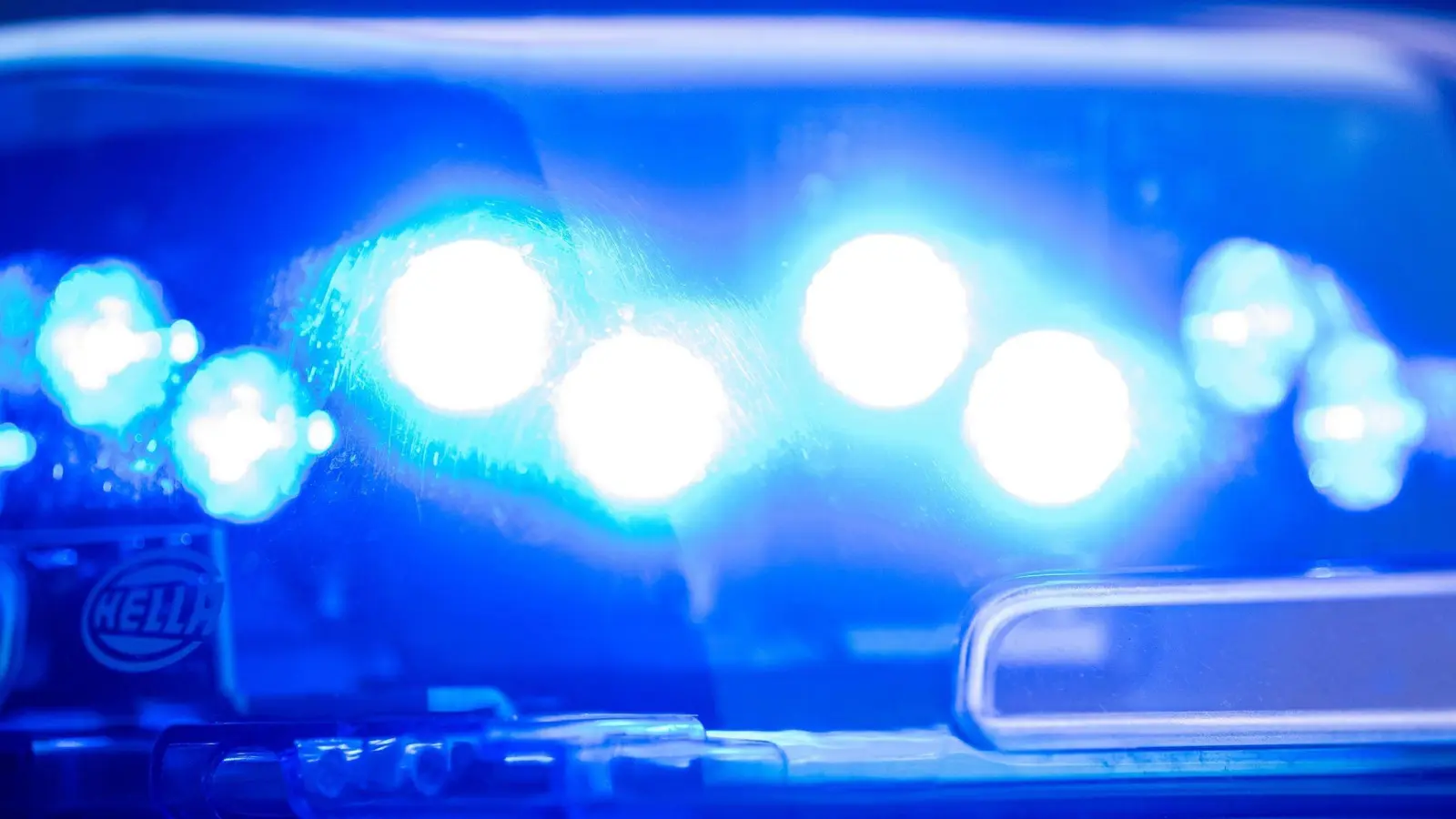 Bei einer Kontrolle finden Weidener Polizisten ein Messer auf einem Beifahrersitz.  (Symbolbild: Lino Mirgeler/dpa)