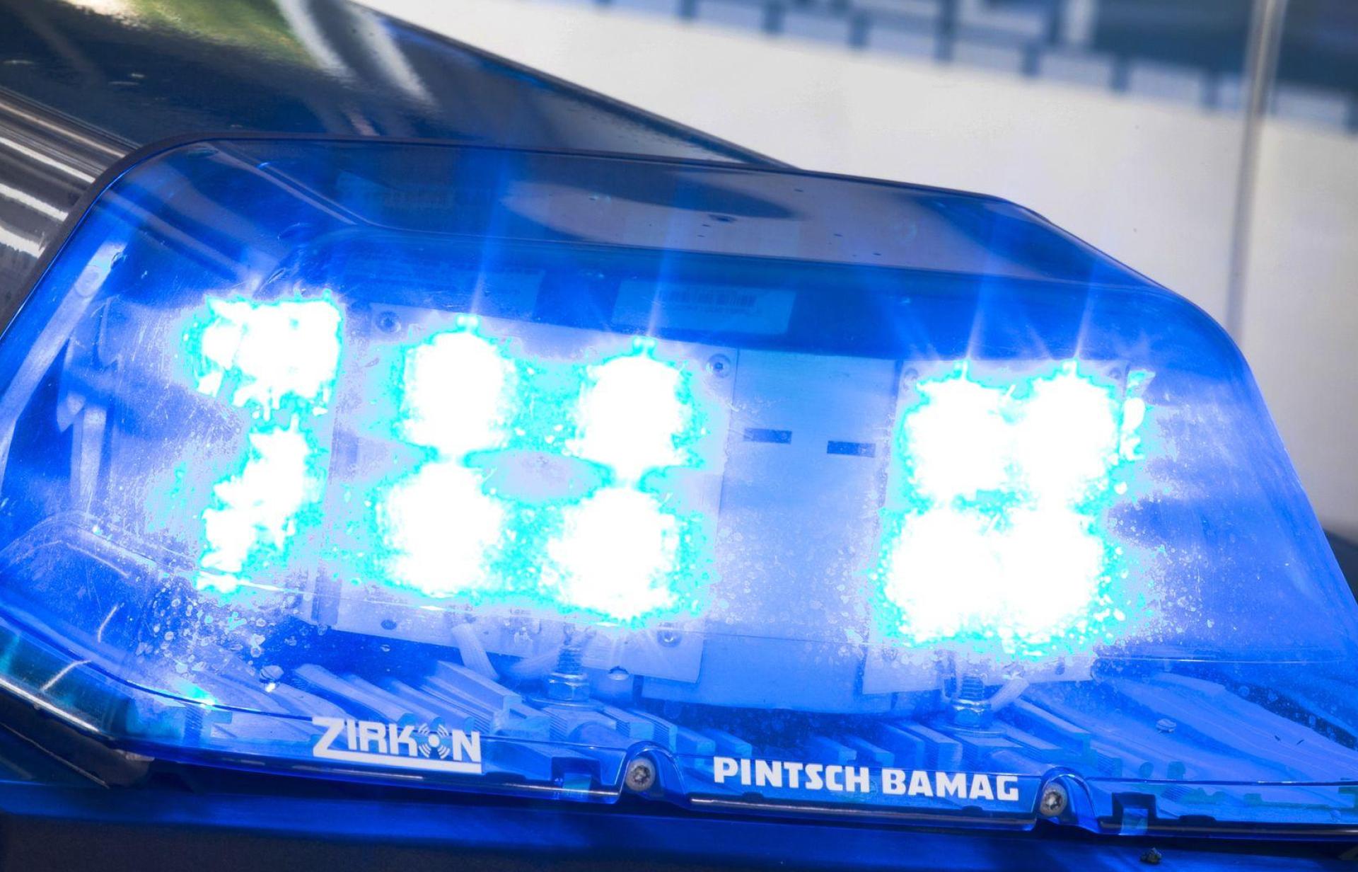 Bei einer Kollision an der Döllnitzer Kreuzung wurde ein Frau leicht verletzt.  (Symbolbild: Friso Gentsch/dpa)