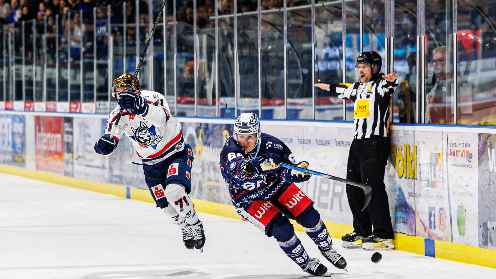 Der Goldhelm der Kassel Huskies, Tristan Keck (links), lässt in dieser Szene Verteidiger Niklas Länger von den Blue Devils Weiden stehen. (Bild: Werner Moller)