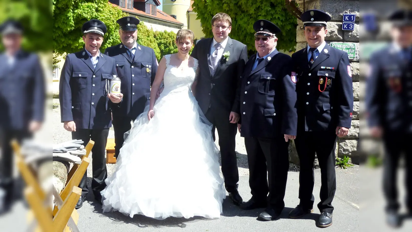 In der Jakobuskirche in Wildenreuth gaben sich Michael Janner und Susanne Legat das Ja-Wort. Zur Vermählung gratulierte auch die Feuerwehr Wetzldorf mit (von links) Kommandant Rudi Schinner, zweiter Vorsitzender Franz Wenning, erster Vorsitzender Willi Kraus und zweiter Kommandant Manuel Köllner. (Bild: njn)