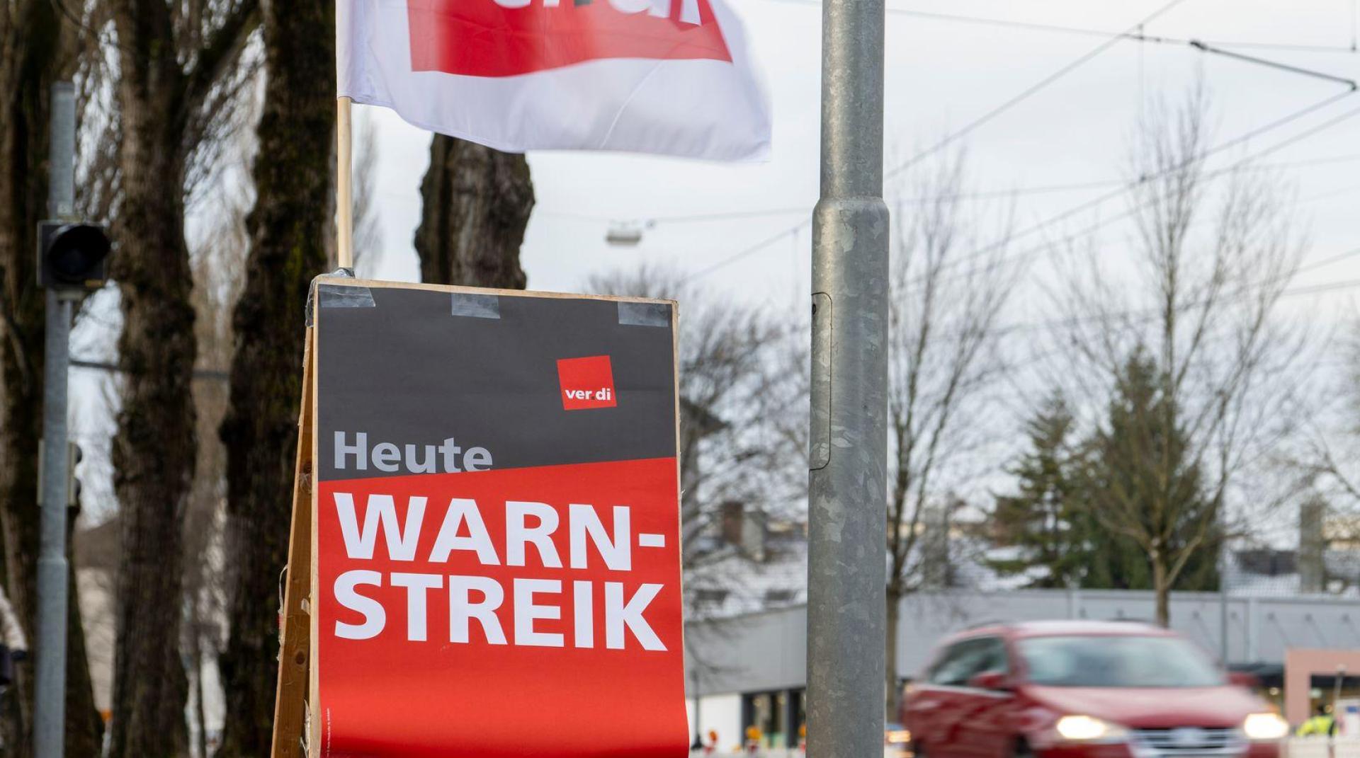 Am Freitag und Samstag will Verdi den Nahverkehr in mehr als einem Dutzend bayerischen Städten bestreiken. (Archivbild) (Bild: Stefan Puchner/dpa)
