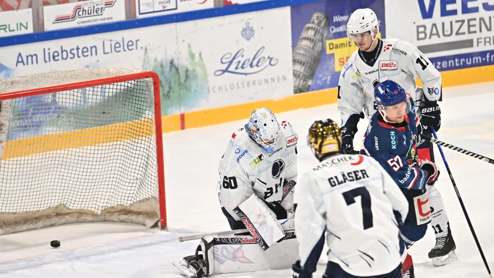 Goalie Felix Noack (links) sackt verzweifelt zusammen: Die Blue Devils Weiden verloren zum Abschluss des Jahres in Freiburg. (Bild: Achim Keller)