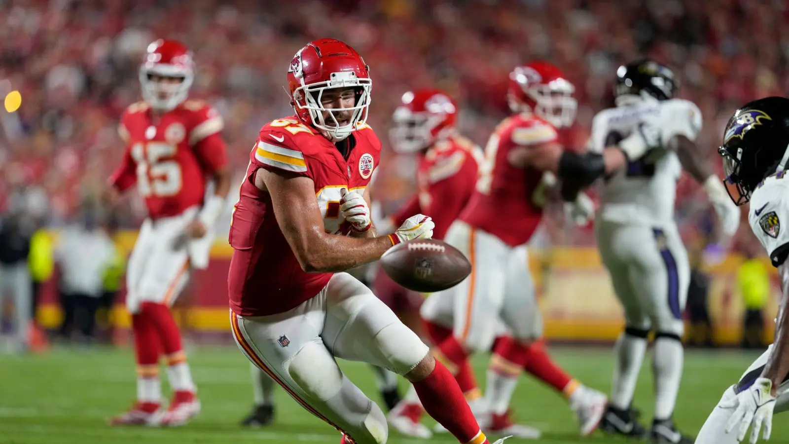 Feierte einen Auftaktsieg mit den Kansas City Chiefs: Travis Kelce (Bild: Ed Zurga/AP/dpa)