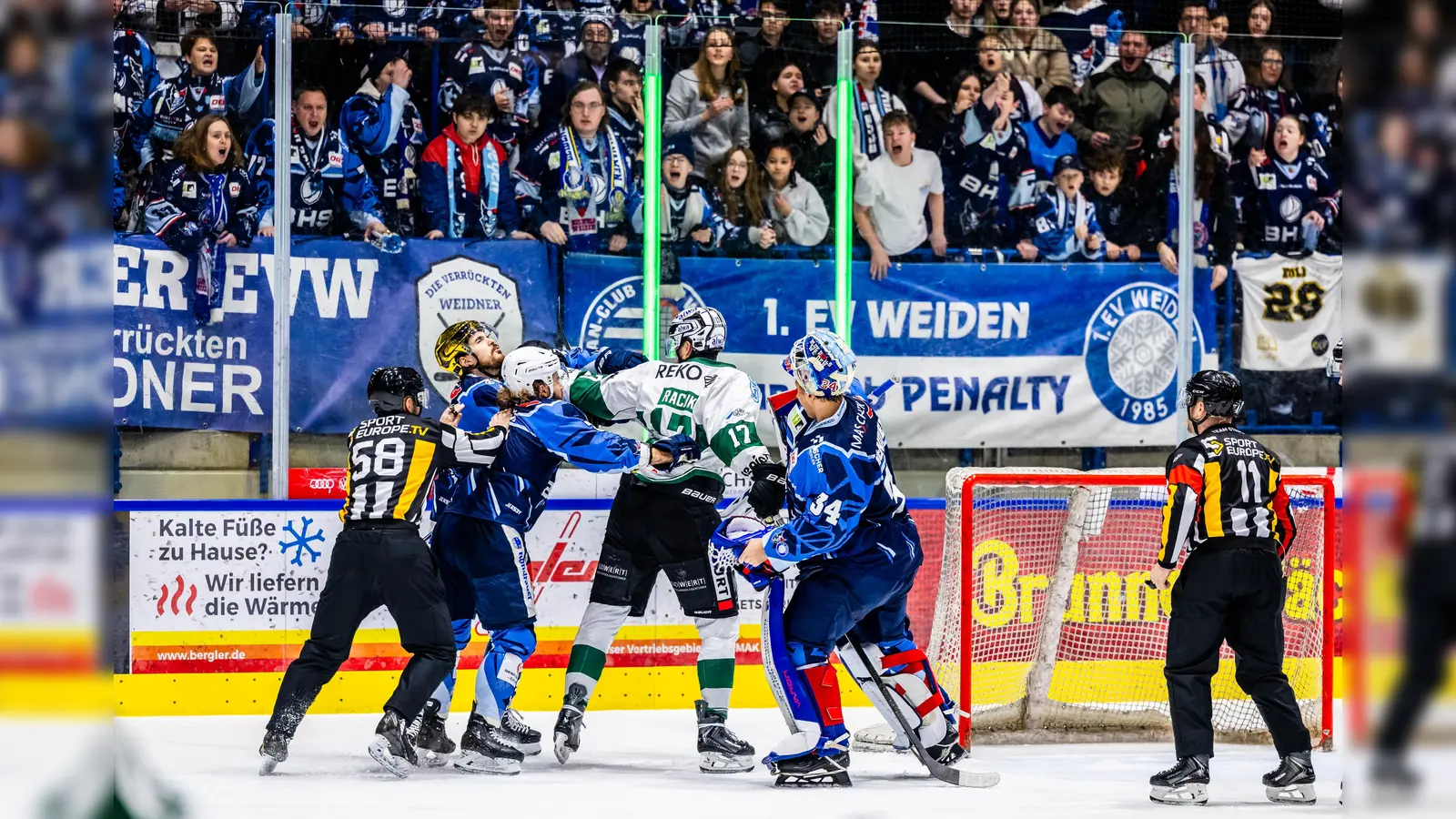 Der Bietigheimer Marek Racuk (helles Trikot) „touchiert” Alex-Olivier Voyer in dieser Szene im Gesicht. Bei der 2:5-Niederlage konnten die Blue Devils nicht ganz an die Leistung aus dem Oberpfalz-Derby anknüpfen.  (Bild: Tobias Neubert)