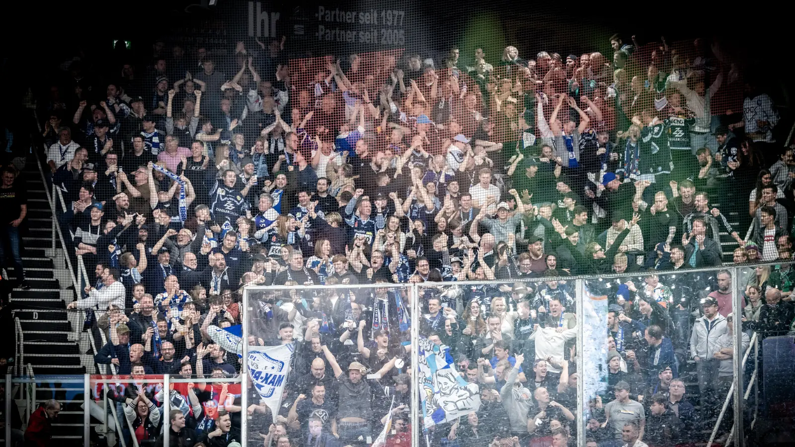So sah der Weidener Fanblock beim ersten Spiel am Sonntag in Rosenheim aus. (Bild: Tobias Neubert)