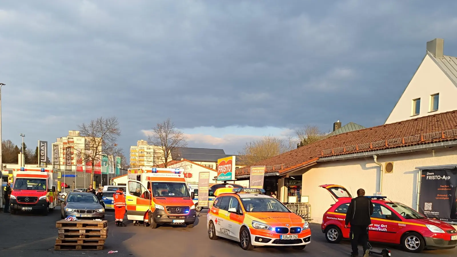 In der Nähe eines Getränkemarktes gab es in Tirschenreuth am Montag eine Auseinandersetzung. (Bild: nic)