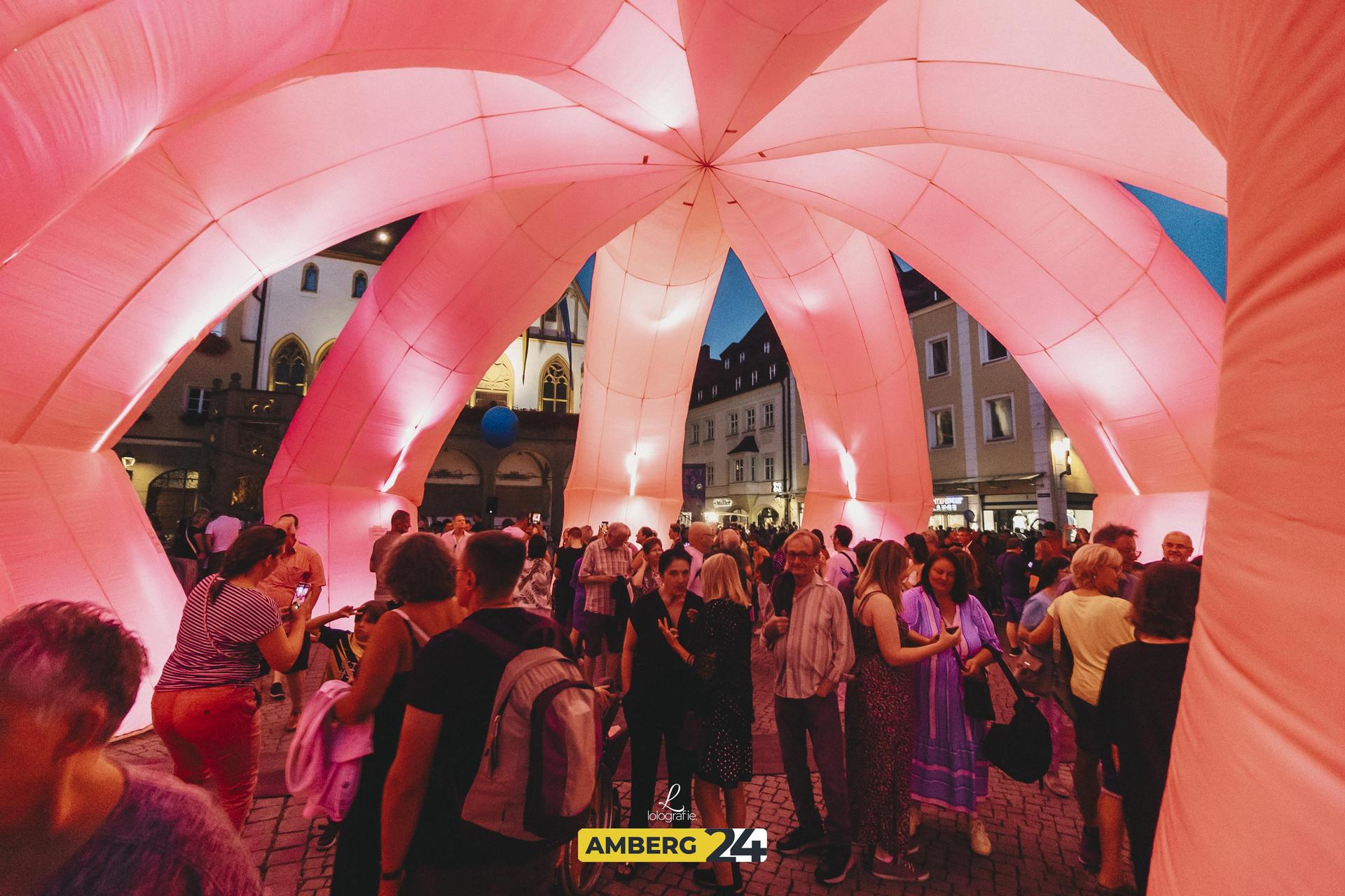 Musik, Essen und leuchtende Kunst: Während der Luftnacht in Amberg war viel los.  (Bild: Lolografie)