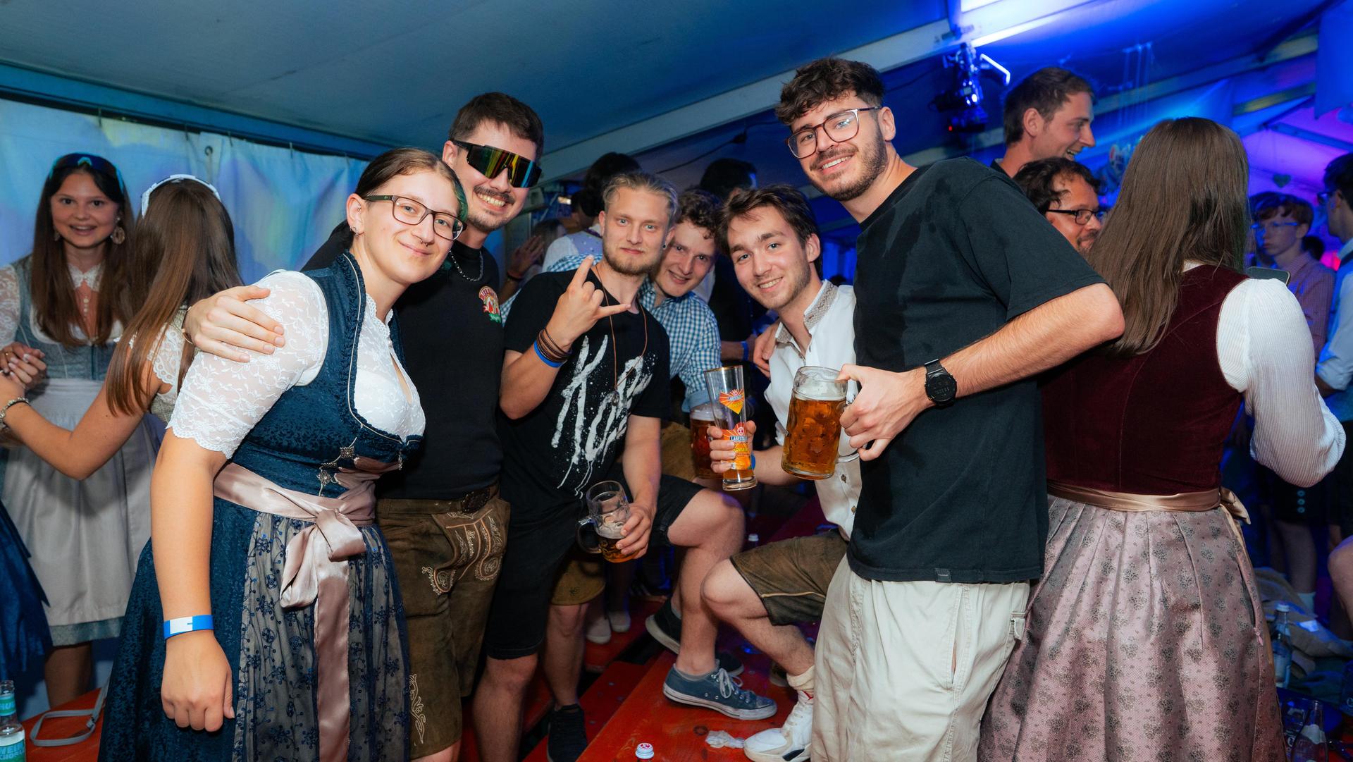 Gute Stimmung, volles Zelt und super Momentaufnahmen. (Bild: Hannes Stock)