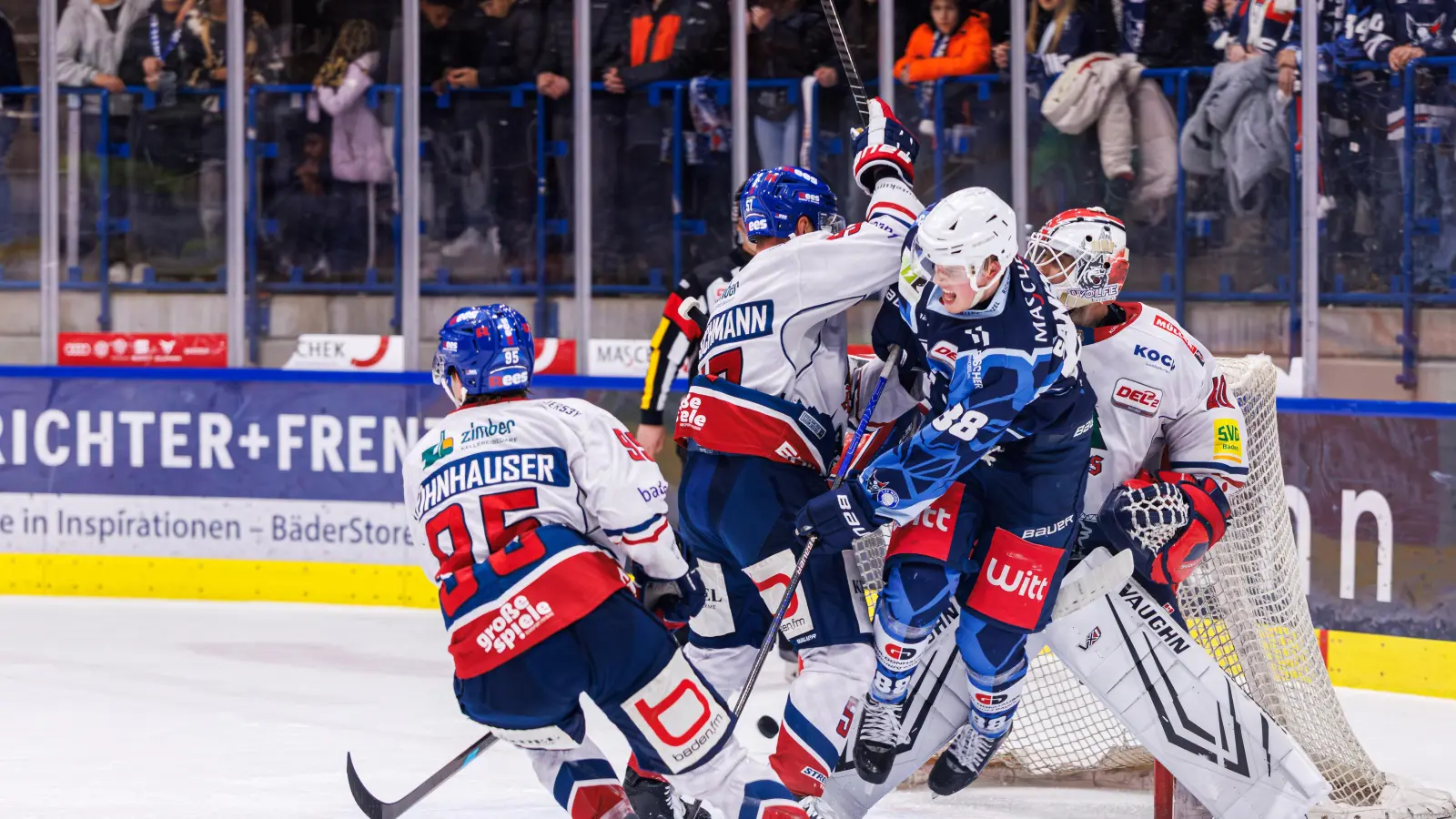 Der EHC Freiburg (weiße Trikots, Szene aus einer Partie gegen die Blue Devils) braucht in der Serie gegen den ESV Kaufbeuren nur noch einen Sieg, um den Klassenerhalt einzutüten.  (Archivbild: Werner Moller)