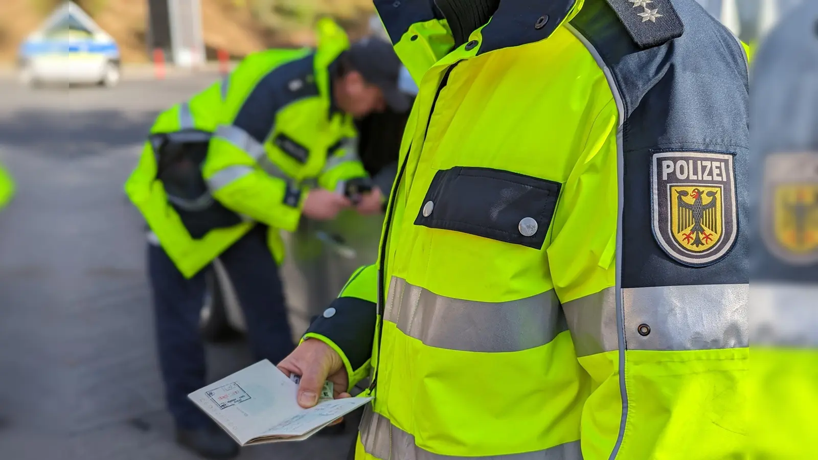 Bundespolizisten sehen oft schon beim ersten Blick, ob ein Ausweis echt ist oder nicht. (Symbolbild: Bundespolizei Waidhaus)