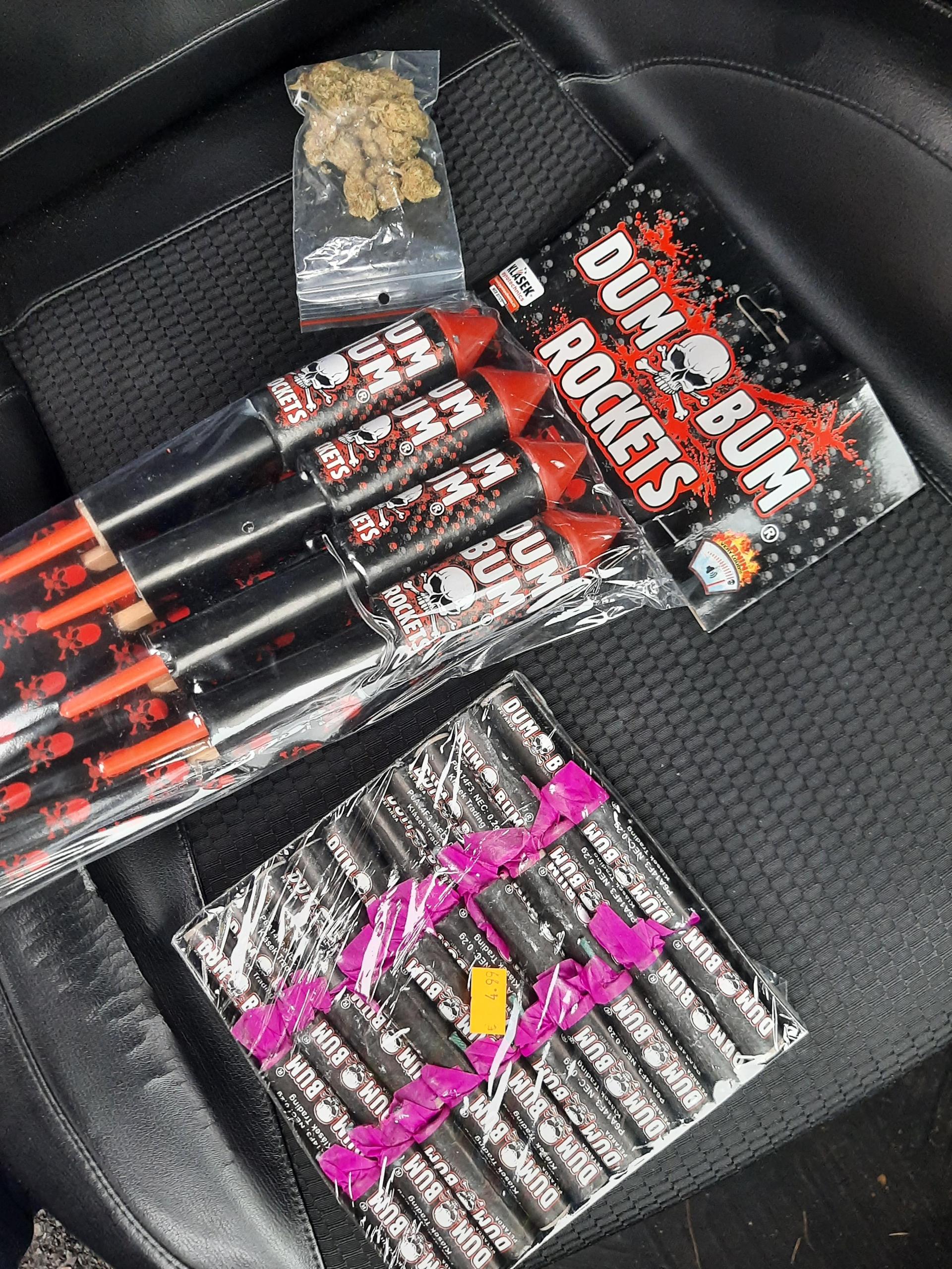 Die Bärnauer Grenzpolizisten haben Feuerwerkskörper und Marihuana sichergestellt.  (Bild: Polizei)