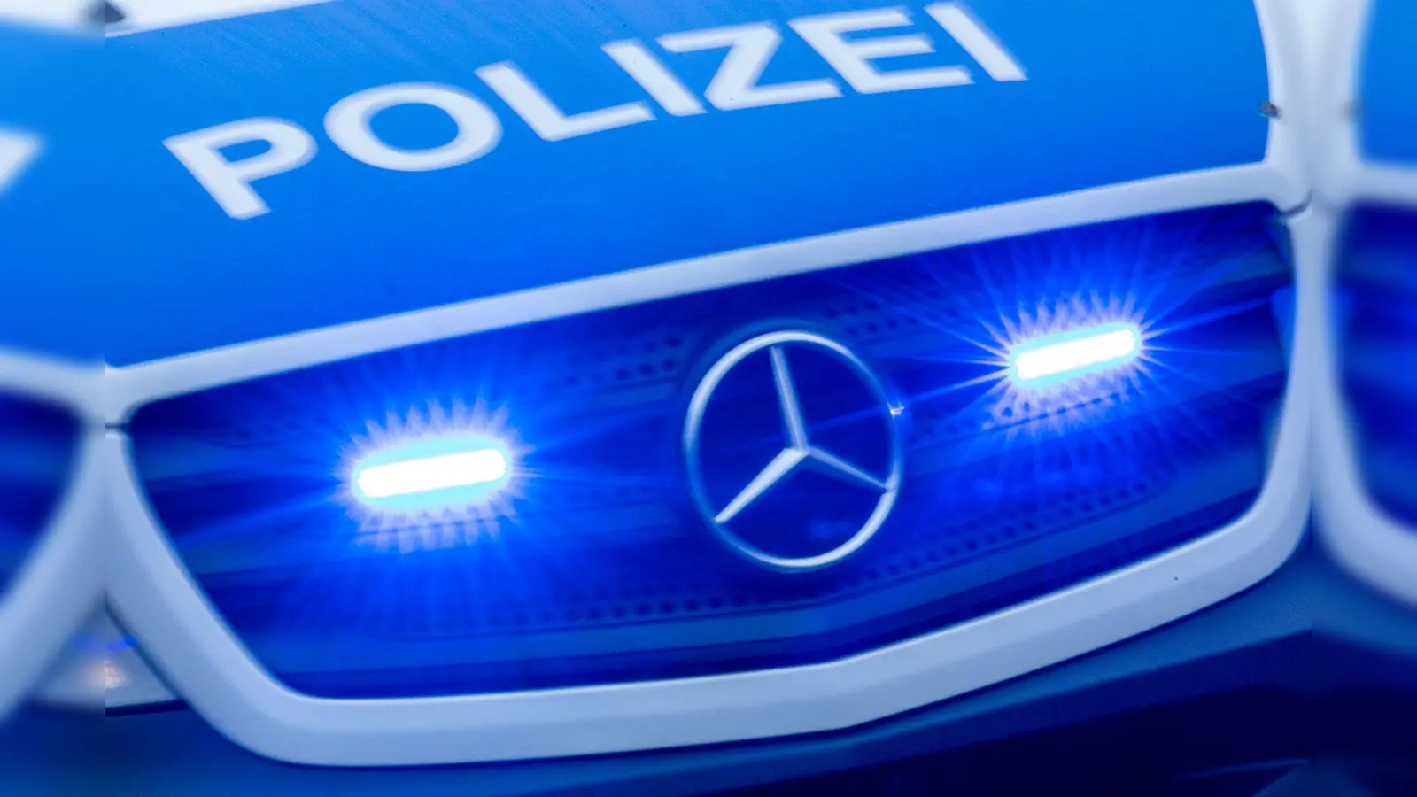 Die Polizei sucht Zeugen zweier Unfallfluchten am Freitag und Samstag in Weiden. (Bild: Jens Büttner/dpa)