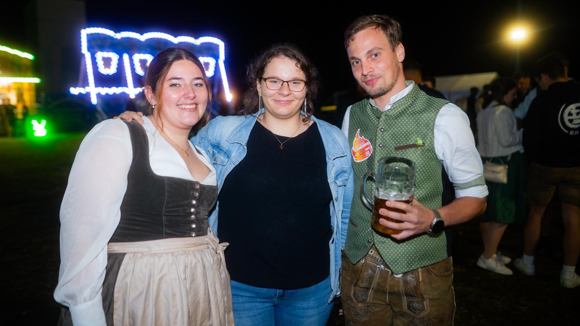 Die Quertreiber rocken am Samstagabend das Festzelt bei der Kirwa in Wernberg.  (Bild: Hannes Stock)