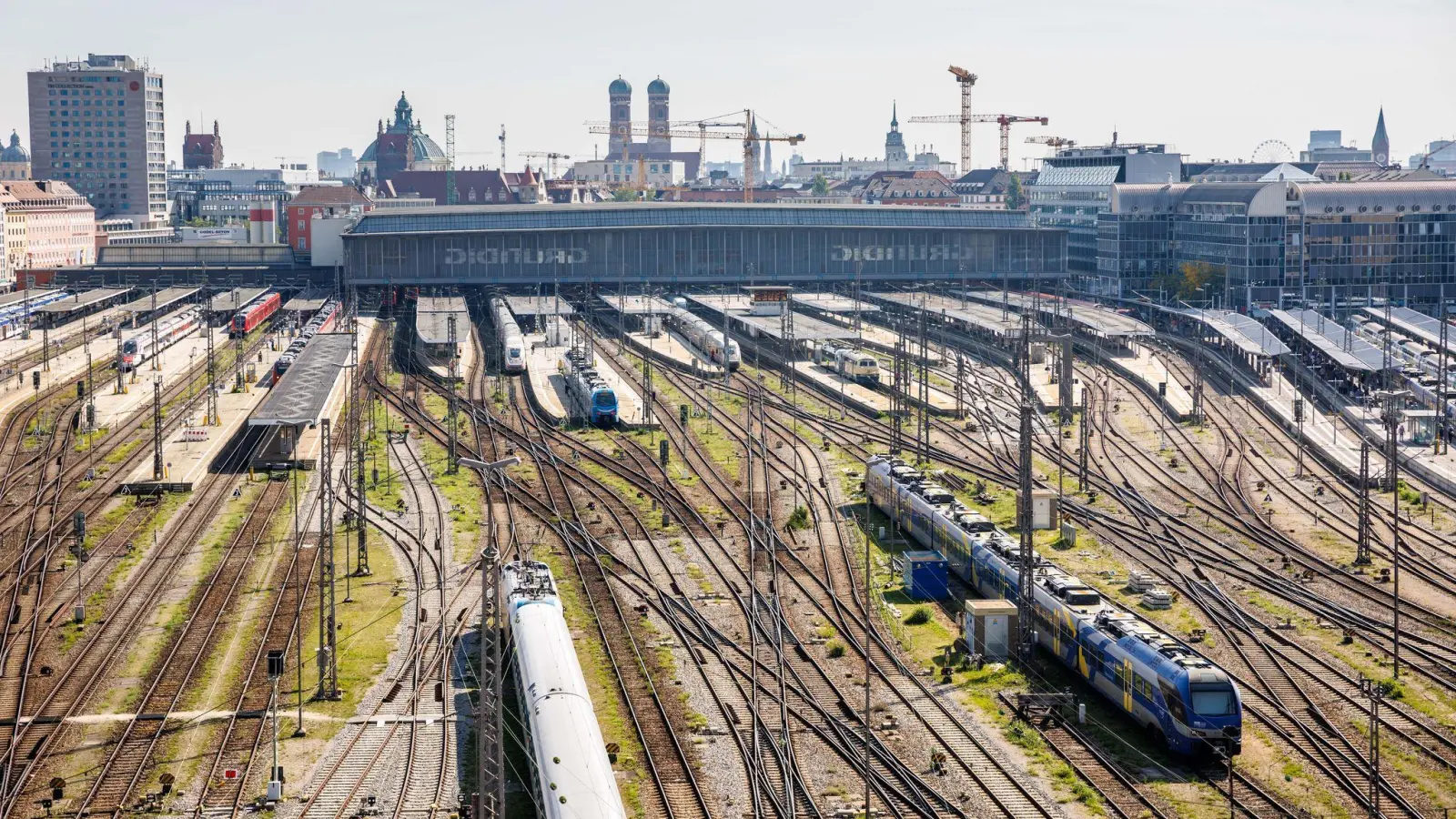 Zehntausende zusätzlicher Bahnreisende werden während der Wiesn erwartet. (Archivfoto) (Bild: Matthias Balk/dpa)