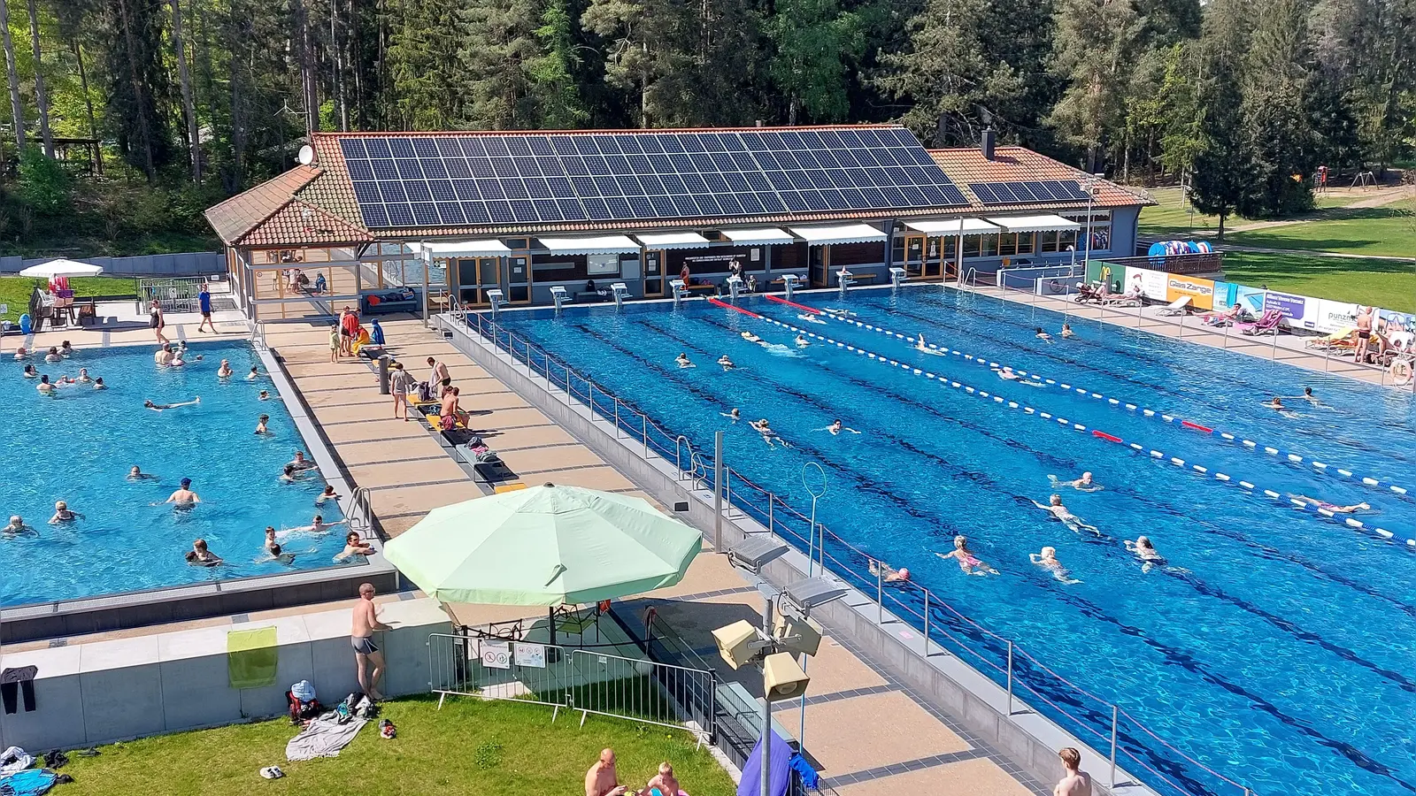 Das Schätzlerbad Weiden veranstaltet am 24. Juli wieder ein 24-Stunden-Schwimmen.  (Archivbild: Helmut Kunz)