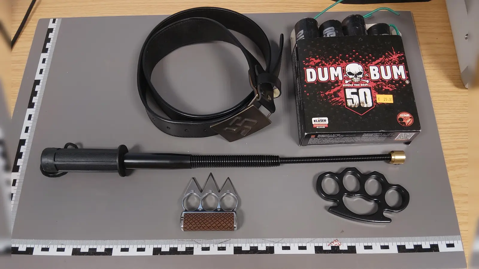 Die Bundespolizei sicherte bei einer Kontrolle in Waldsassen bei einem 19-Jährigen diese verbotenen Gegenstände. (Bild: Bundespolizei)