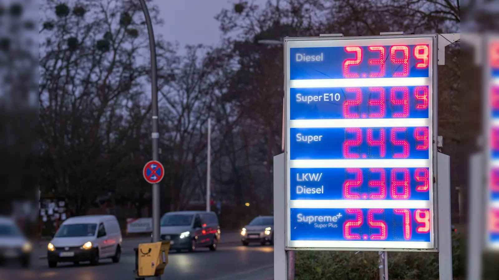 Die Benzinpreise sind am Mittwochmorgen noch einmal deutlich gestiegen - wenn auch nicht überall so stark wie an dieser Tankstelle in Berlin. (Bild: Soeren Stache/dpa)