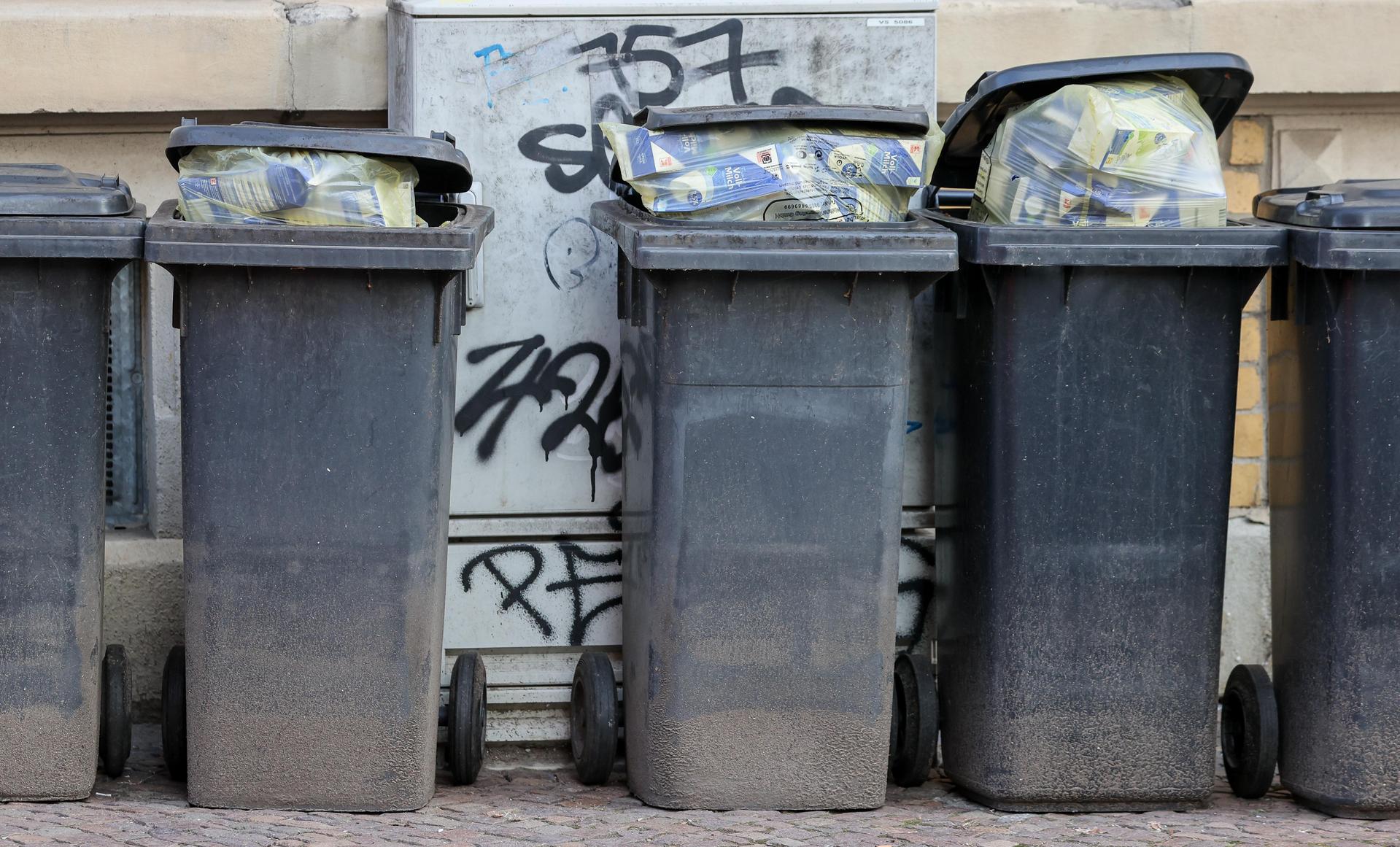 Ein ungewöhnlicher Diebstahl ereignete sich in Grafenwöhr: Eine volle Mülltonne wurde entwendet. Die Polizei sucht Zeugen. (Symbolbild: Jan Woitas/dpa)