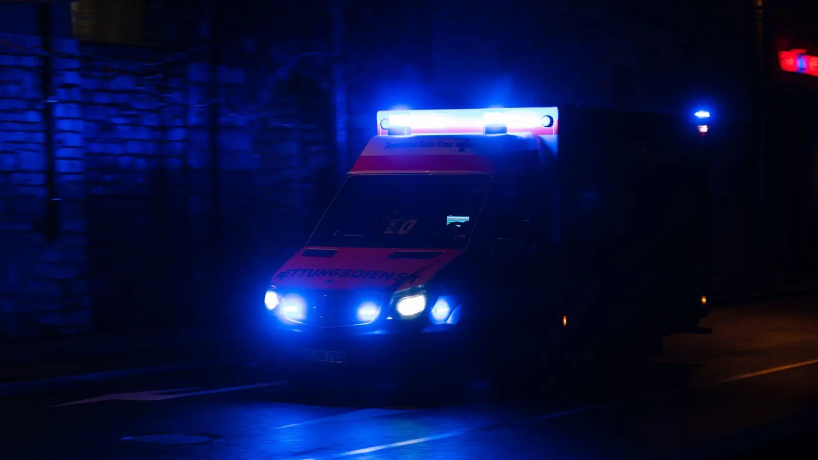 Ein Rettungswagen brachte den lebensgefährlich Verletzten ins Klinikum. (Symbolbild) (Bild: Nicolas Armer/dpa)