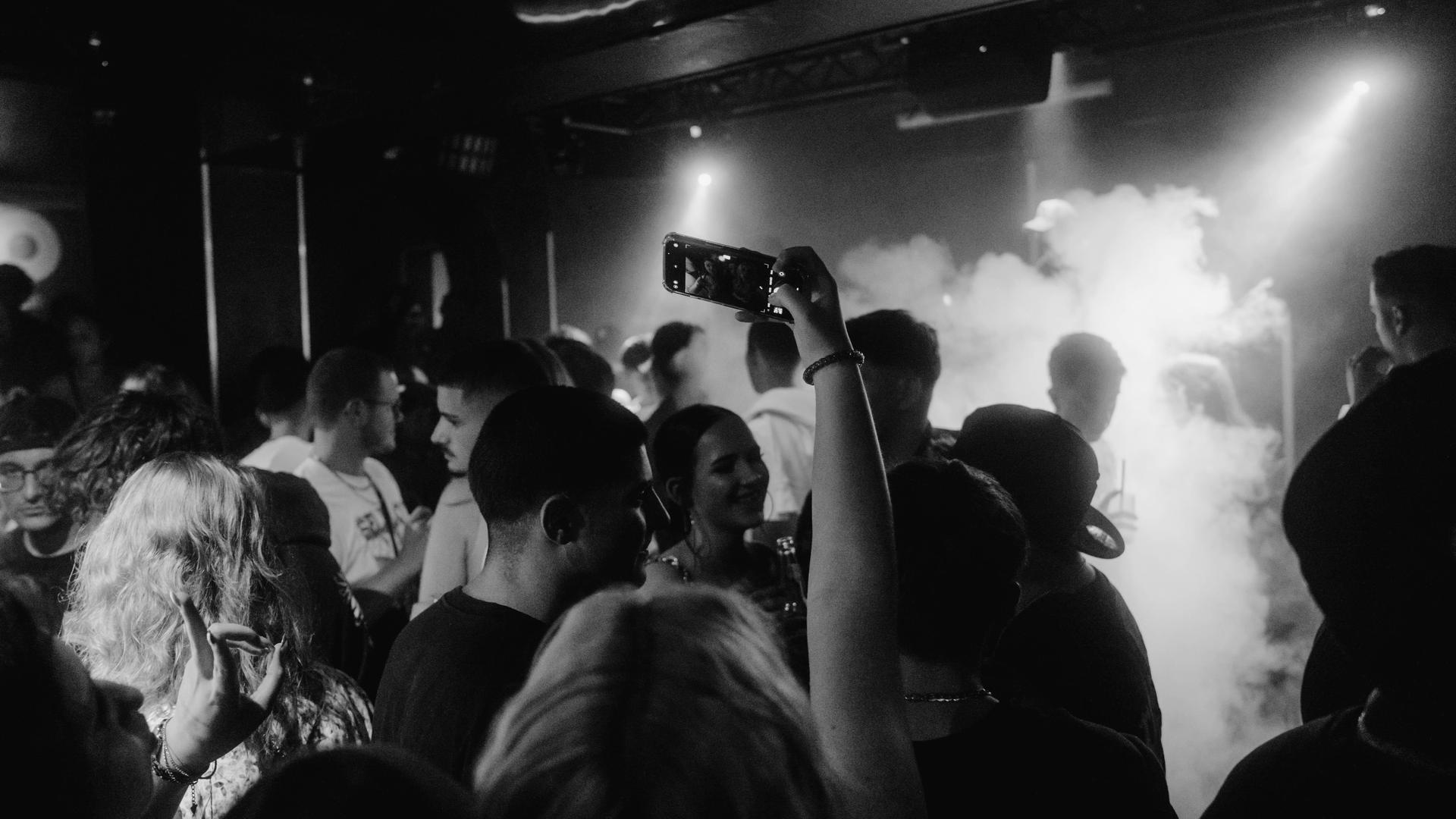 Die Bilder der „Savage Life”-Party im Loop. (Bild: Lukas Frey)