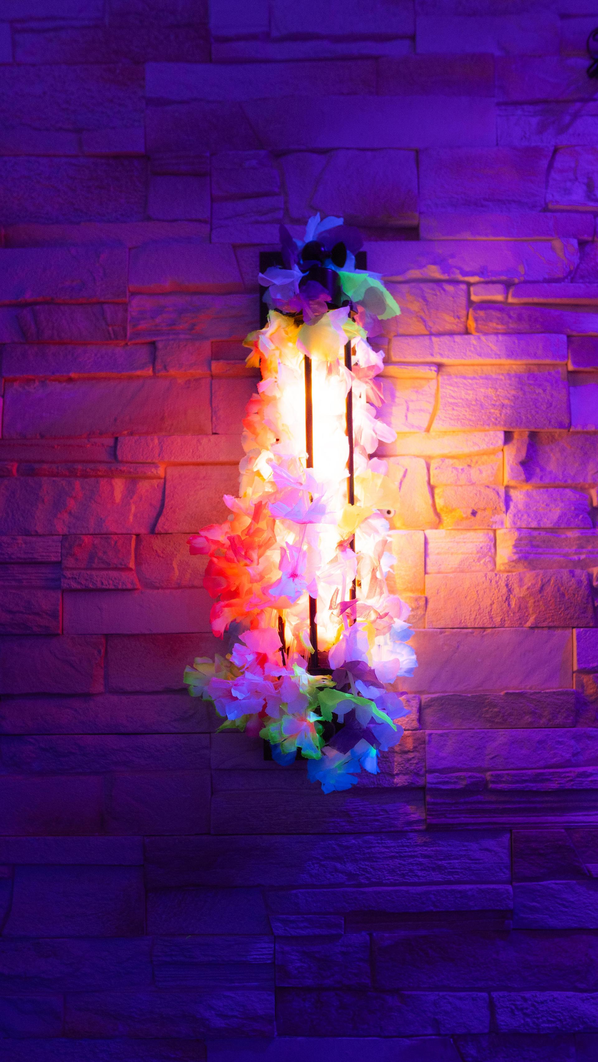 „Neon Beach Night” war das Motto bei der Party am Samstag in der SantoRino-Bar. (Bild: Hannes Stock)