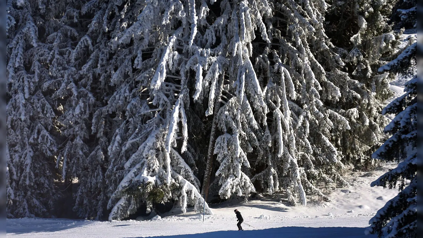 Verglichen mit früheren Jahren fällt nicht nur weniger Schnee, er schmilzt auch schneller dahin. (Archivbild) (Bild: Karl-Josef Hildenbrand/dpa)