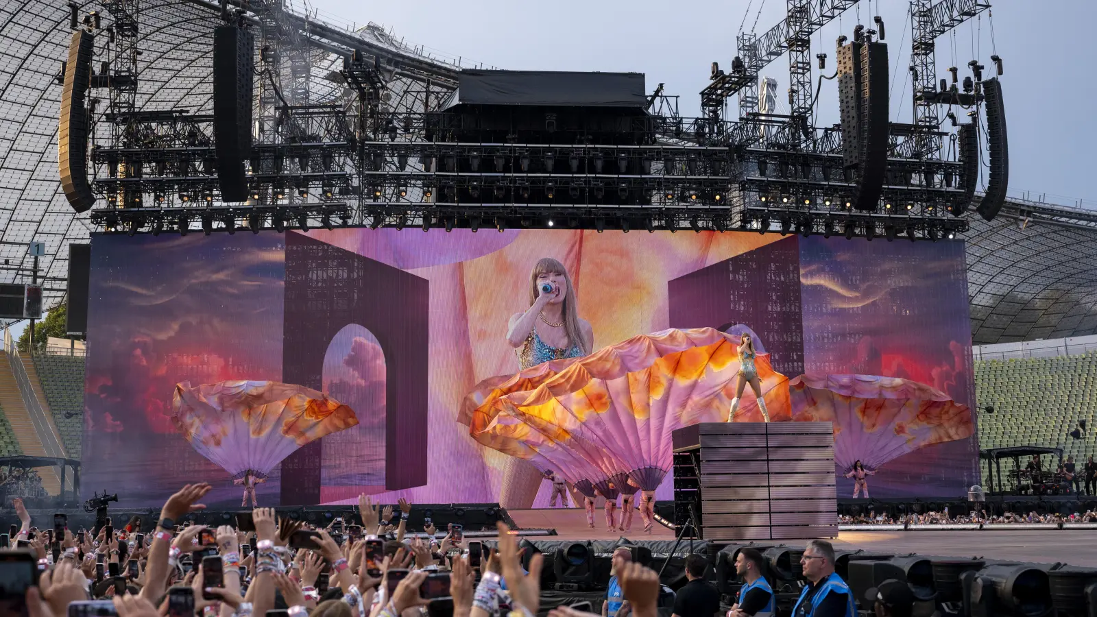 Die US-amerikanische Popsängerin Taylor Swift steht während eines Konzerts im Rahmen ihrer «Eras Tour» im Olympiastadion auf der Bühne.  (Bild: Lennart Preiss/dpa)