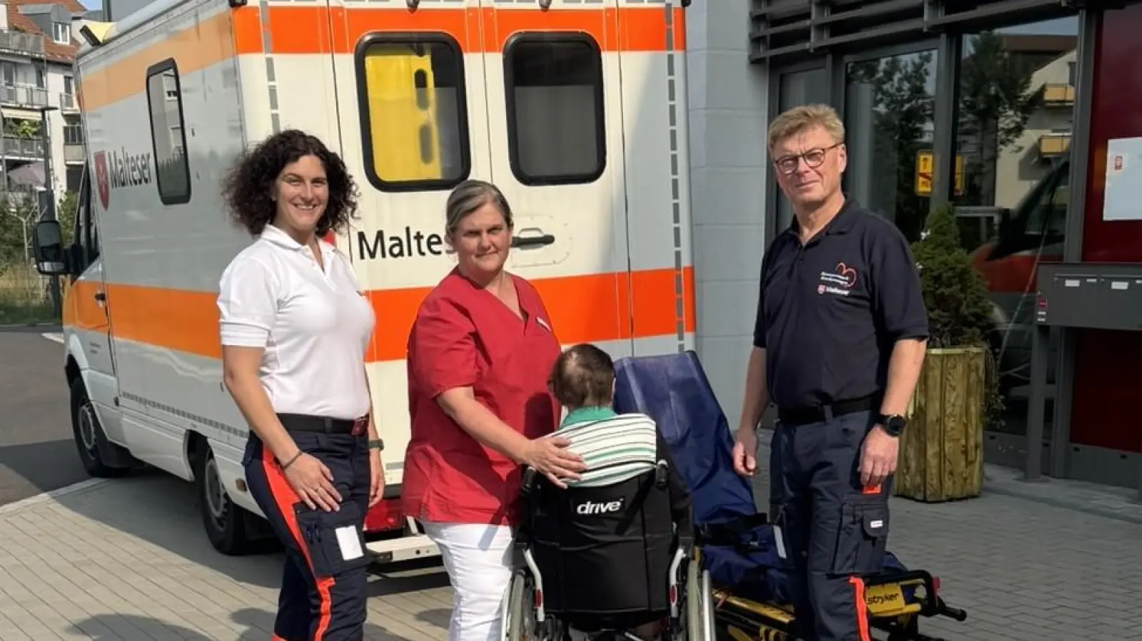 Der Herzenswunsch-Krankenwagen bringt ein älteres Ehepaar zusammen, damit diese sich noch einmal wiedersehen können (Bild: Franziska Birkner)
