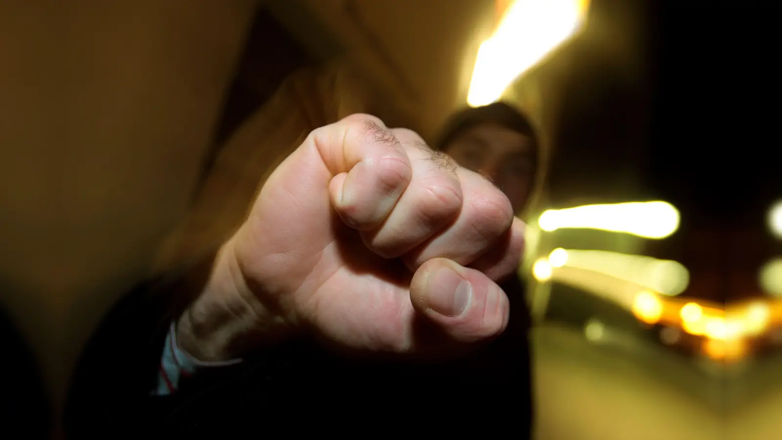 Nach einer heftigen Schlägerei in Schwandorf ermittelt die Polizei wegen gefährlicher Körperverletzung, Sachbeschädigung und wegen eines Verstoßes nach dem Waffengesetz. (Symbolbild: Karl-Josef Hildenbrand/dpa)