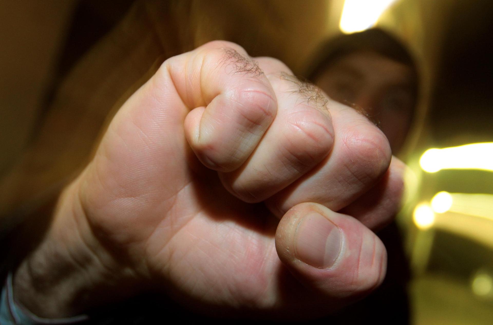 Drei Jugendliche sind in Cham auf einen 56-Jährigen losgegangen. (Symbolbild: Karl-Josef Hildenbrand/dpa)