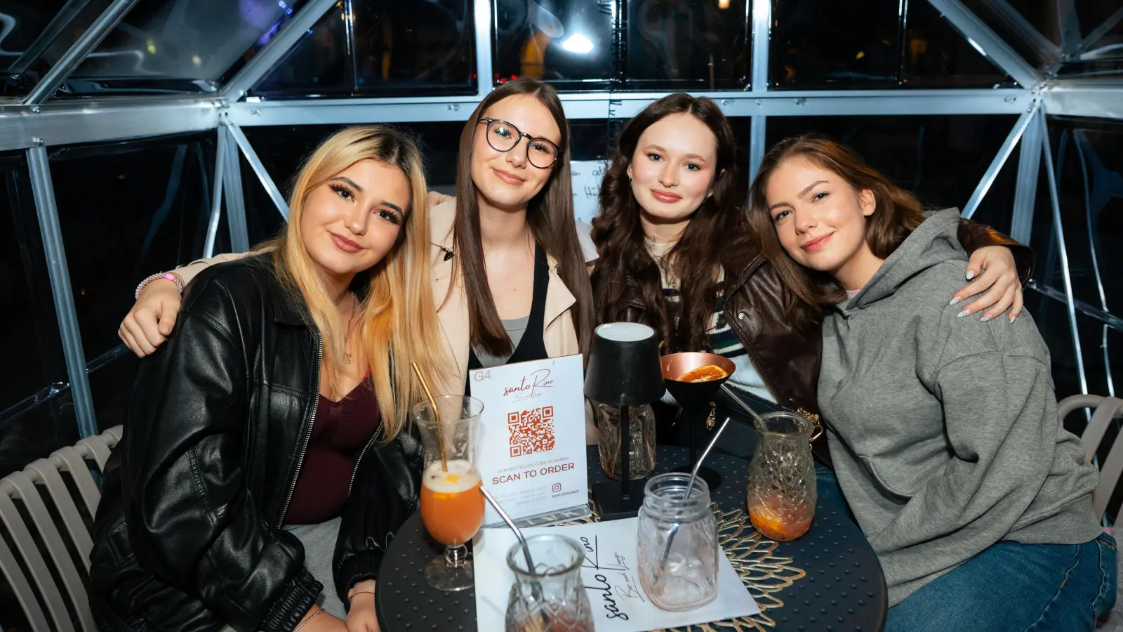 „Neon Beach Night” war das Motto bei der Party am Samstag in der SantoRino-Bar. (Bild: Hannes Stock)