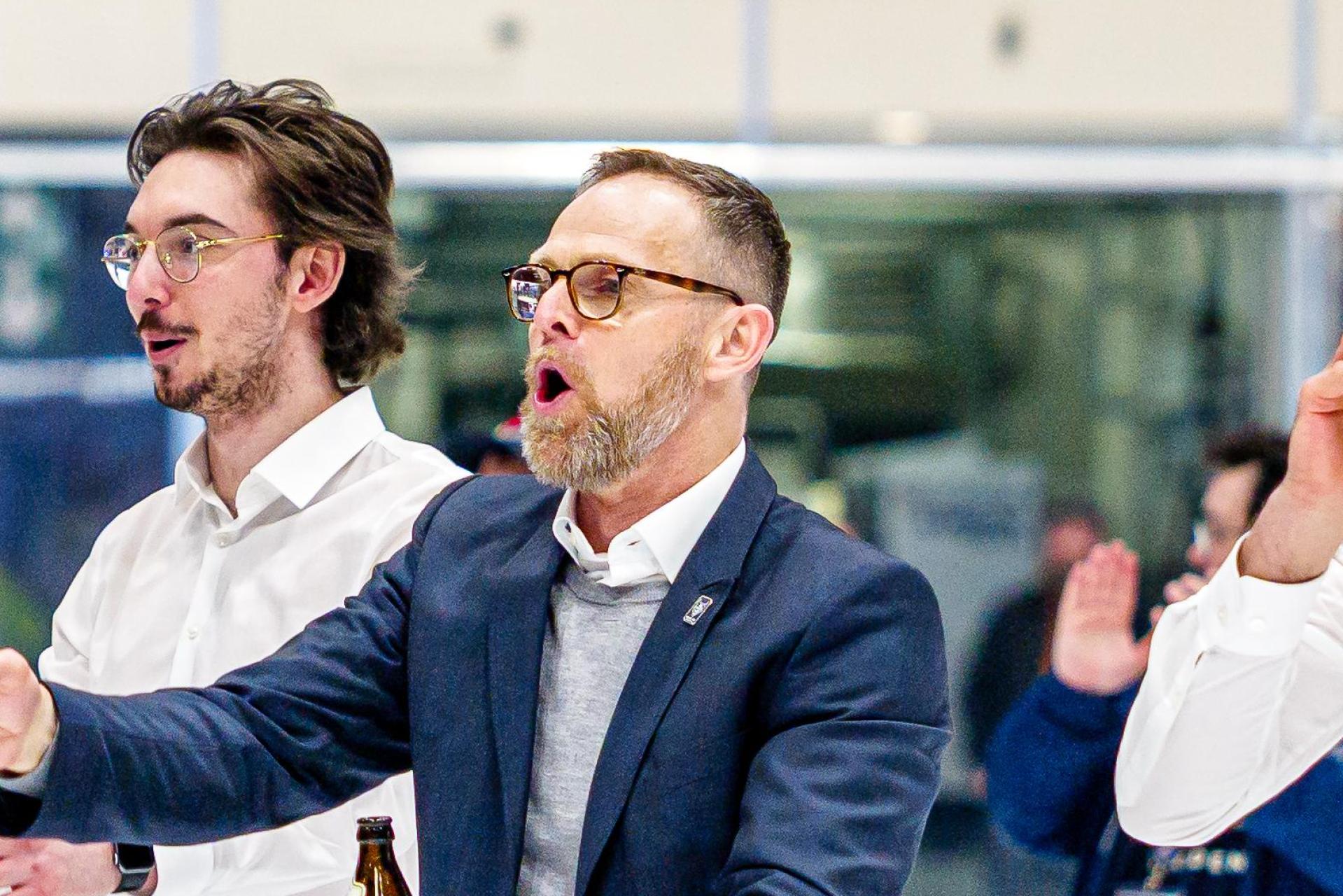 Jürgen Rumrich (Zweiter von rechts) wird die Blue Devils Weiden im Juli verlassen – doch wie geht es mit Alan Letang (Links) weiter?  (Archivbild: Elke Englmaier)