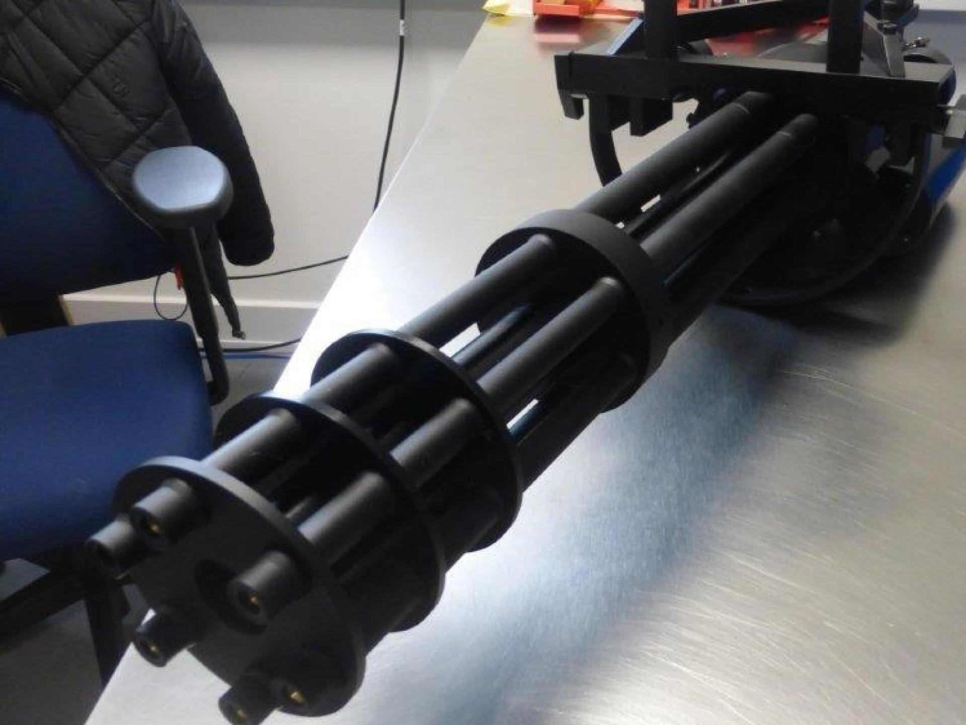 Das Zollamt Hof-Marktredwitz entdeckt in einem Paket aus Hongkong eine verbotene Softair-Waffe. Die Ermittlungen laufen. (Symbolbild: Hauptzollamt Regensburg)