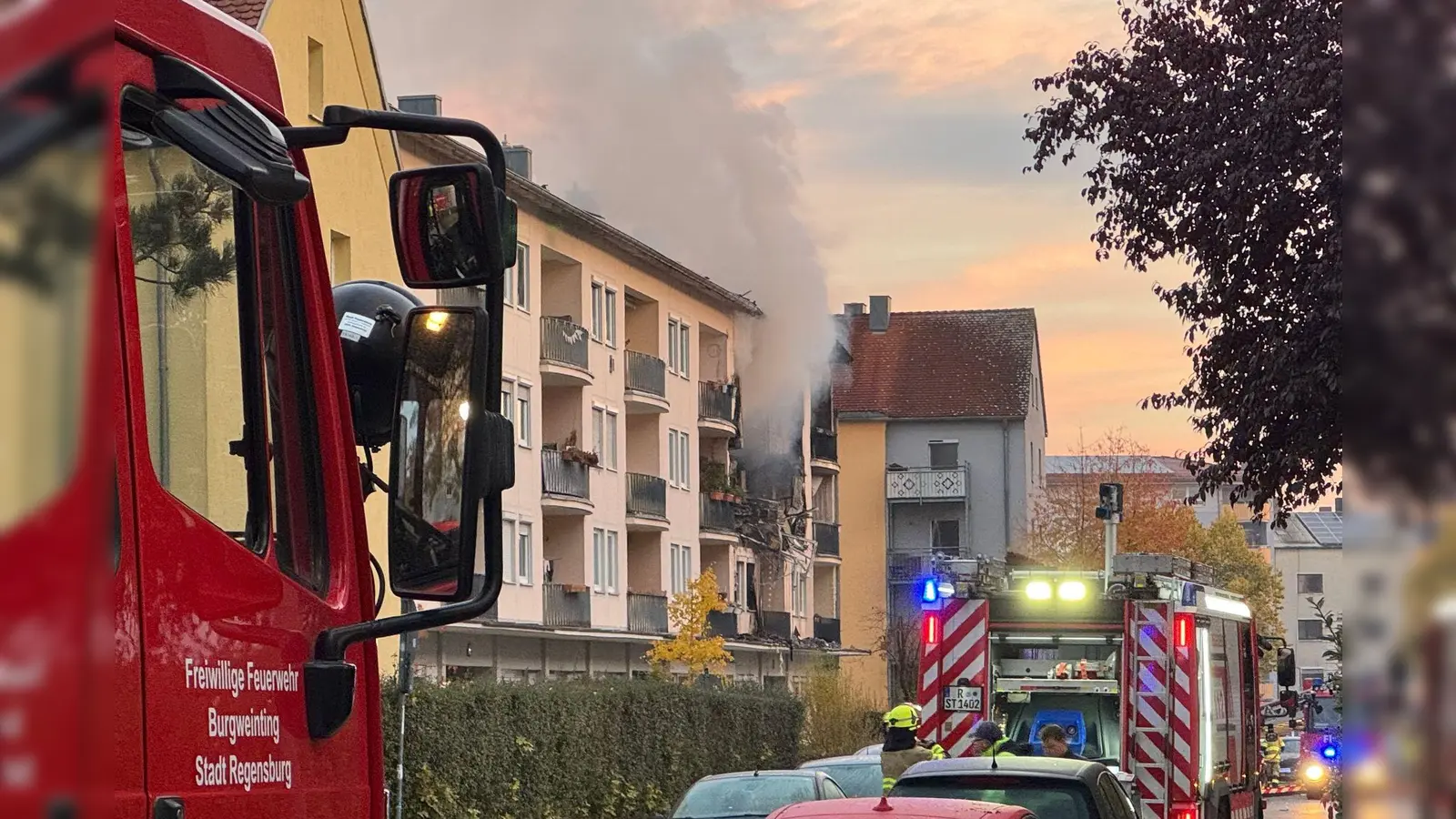 In diesem Mehrfamilienhaus kam es in der Nacht zum Mittwoch zu einer Explosion und einem Brand.  (Bild: Lars Haubner/NEWS5/dpa)