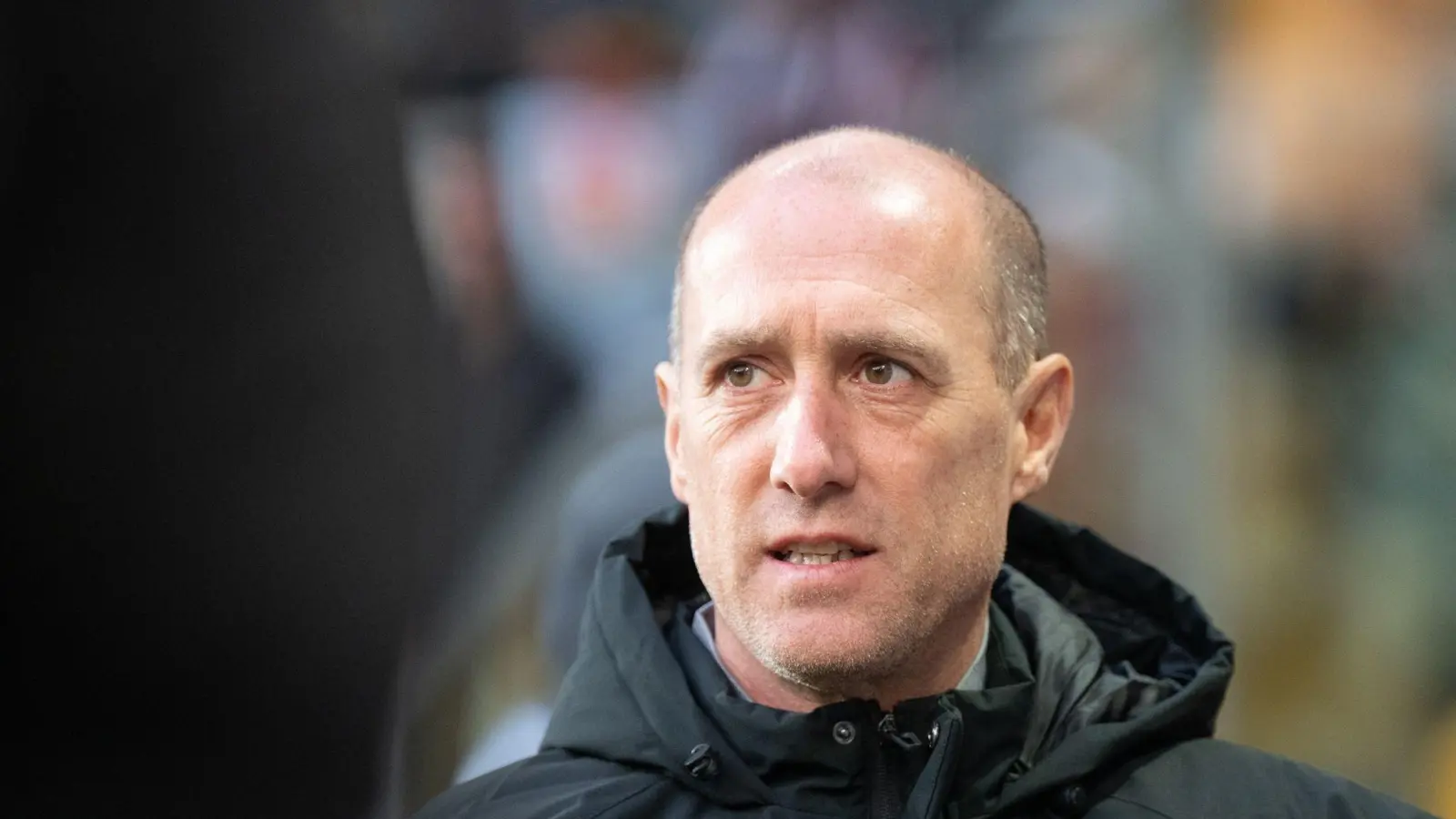 Joe Enochs, Trainer von Regensburg steht im Stadion. (Bild: Robert Michael/dpa)