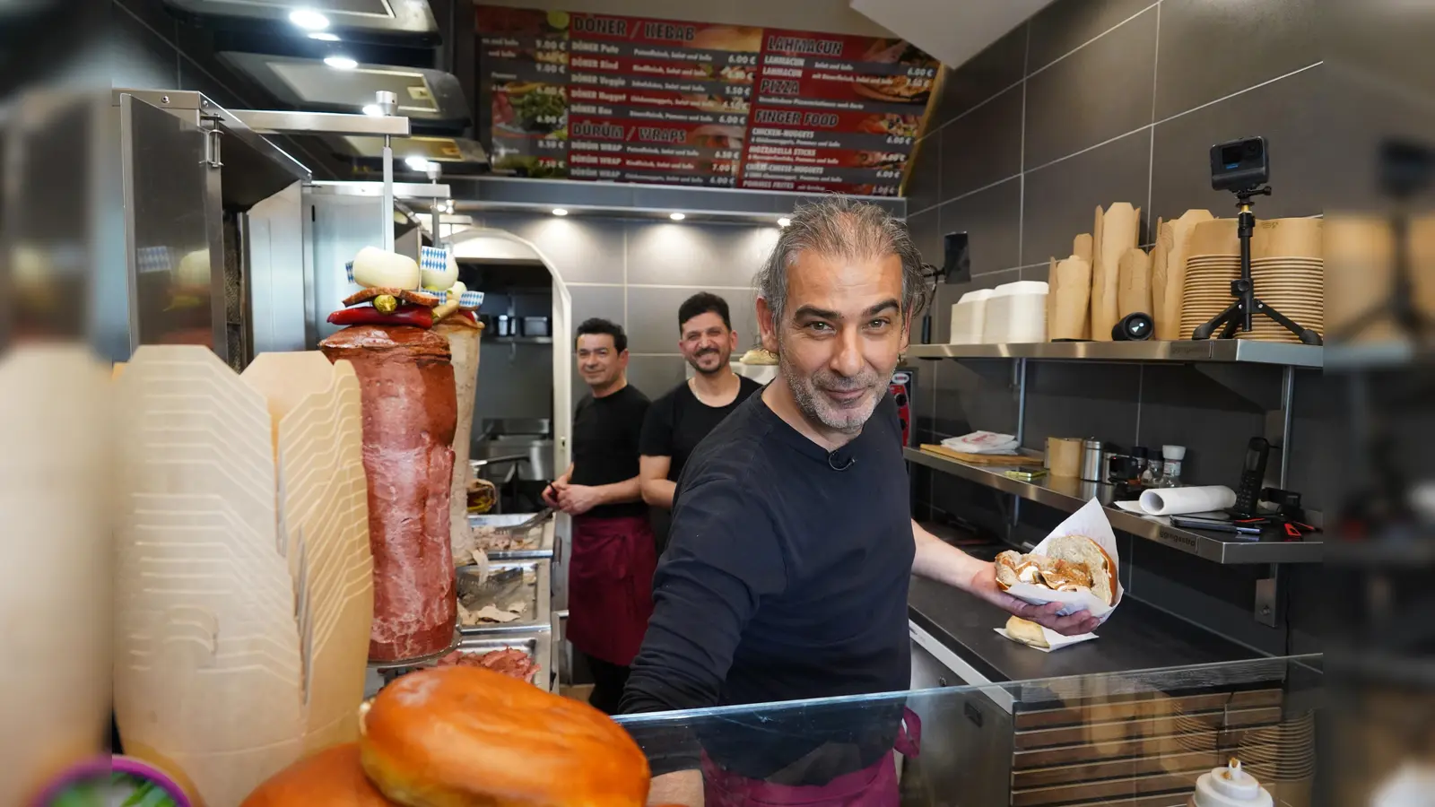 In Tirschenreuth bietet Marco Cakmak neben dem Leberkas-Döner jetzt auch Varianten mit Weiß- und Bratwurst an.  (Bild: kaz)