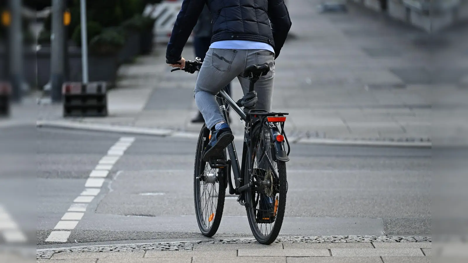 Ein Fahrradfahrer ist in Weiden auf der falschen Seite des Radwegs unterwegs gewesen und mit einem abbiegenden Auto zusammengestoßen. (Symbolbild: Michael Brandt/dpa)