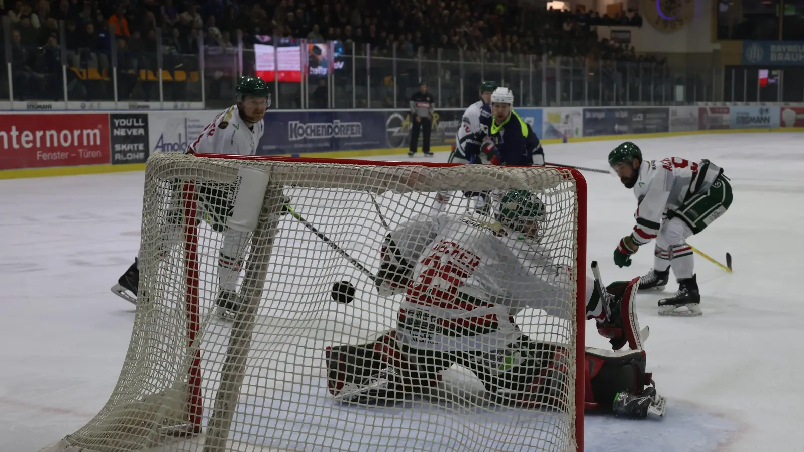 Das 2:0 für die Blue Devils: Torschütze Luca Gläser (im Hintergrund) wird von den Herner Verteidigern bedrängt und trifft trotzdem. (Bild: Neubert)