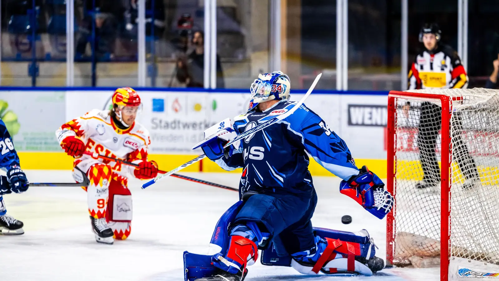 Goalie Michael McNiven (rechts) wird den Blue Devils Weiden nach einer Operation auf unbestimmte Zeit fehlen. (Bild: Tobias Neubert)