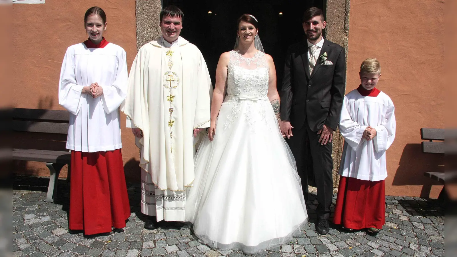 Lisa Heindl und Florian Rosner gaben sich in der Kreuzbergkirche vor Pfarrer Maximilian Roeb das Ja-Wort. (Bild: wro)