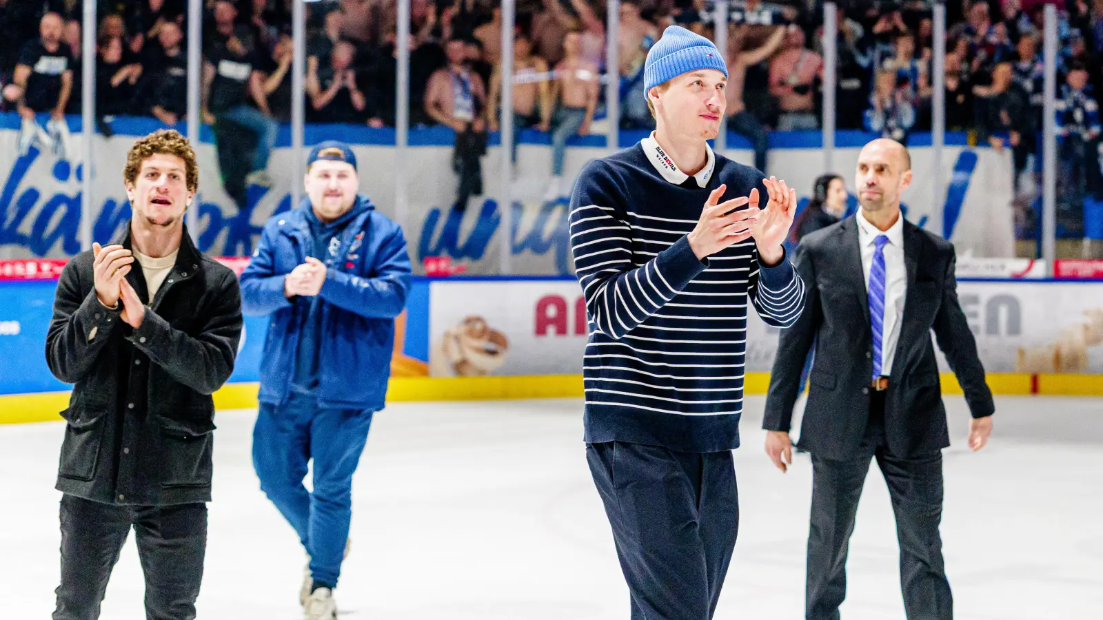 Felix Noack (vorne) verlässt die Blue Devils Weiden – für ihn geht's ins Oberhaus zu den Adler Mannheim.  (Bild: Elke Englmaier)