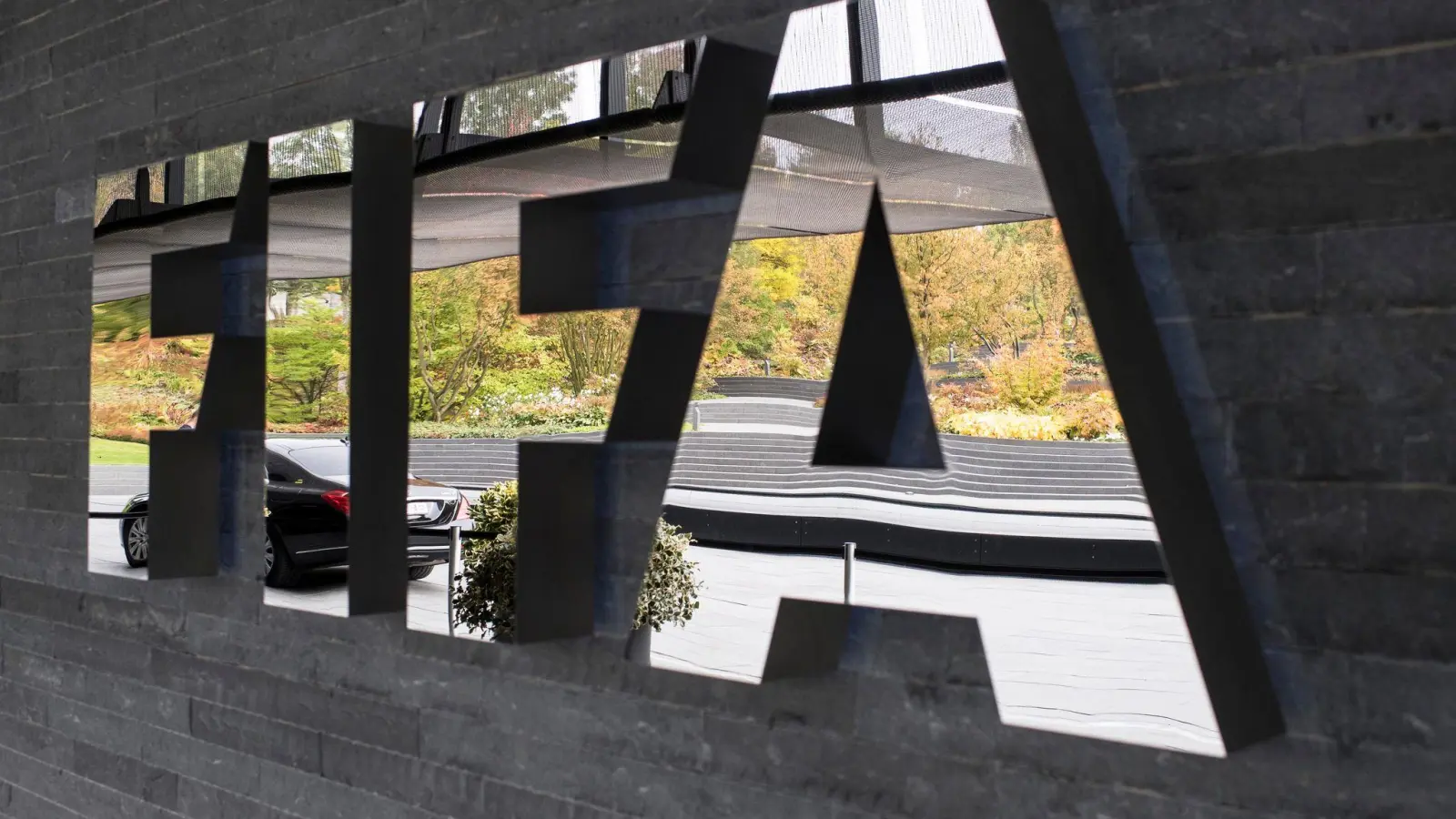 Mehr als 100 Profifußballerinnen wollen, dass die FIFA den Sponsorenvertrag mit dem saudischen Ölkonzern Aramco beendet. (Bild: Ennio Leanza/epa/dpa)