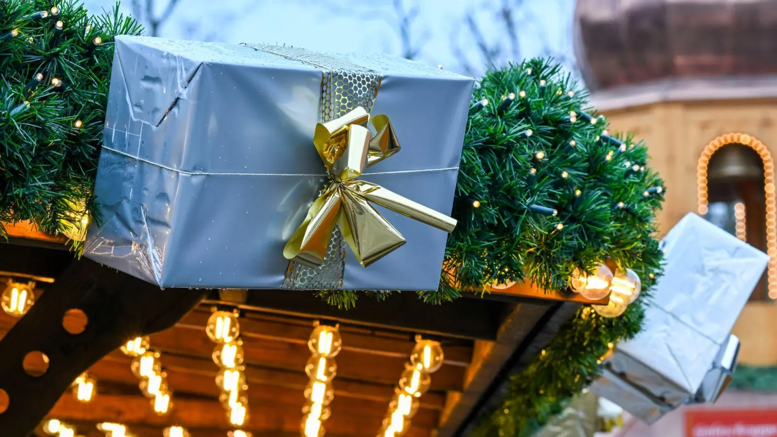 Viele Menschen in Deutschland setzen in diesem Jahr auf Secondhand-Geschenke. (Archivbild) (Bild: Jens Kalaene/dpa)